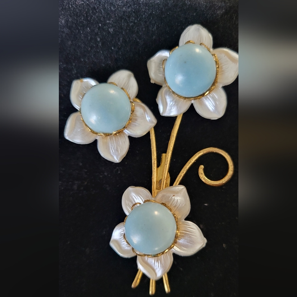 Vintage Estate Lucite Blue & White Floral Brooch